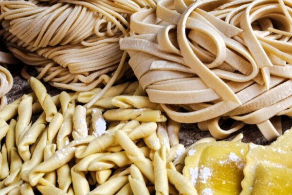 Macchina professionale per pasta fresca con trafile utilizzata in un laboratorio di cucina per la produzione di pasta fresca artigianale e industriale